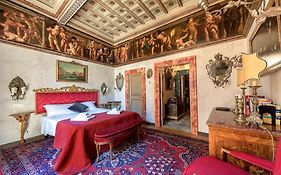 Piazza Navona Historical Palace